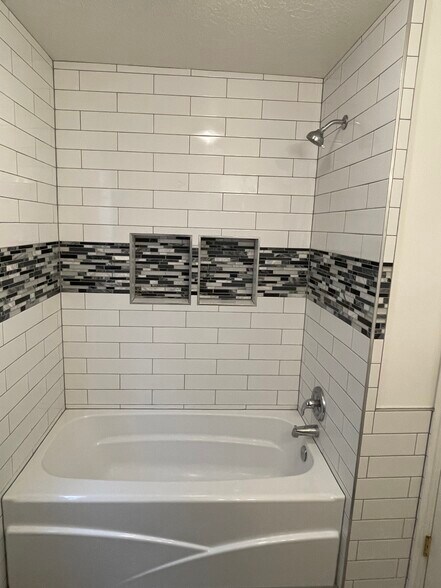 Main Bath with Tile shower/tub - 360 W 300 S