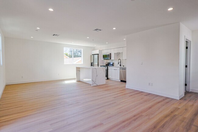 Building Photo - 2419 Carmona Ave