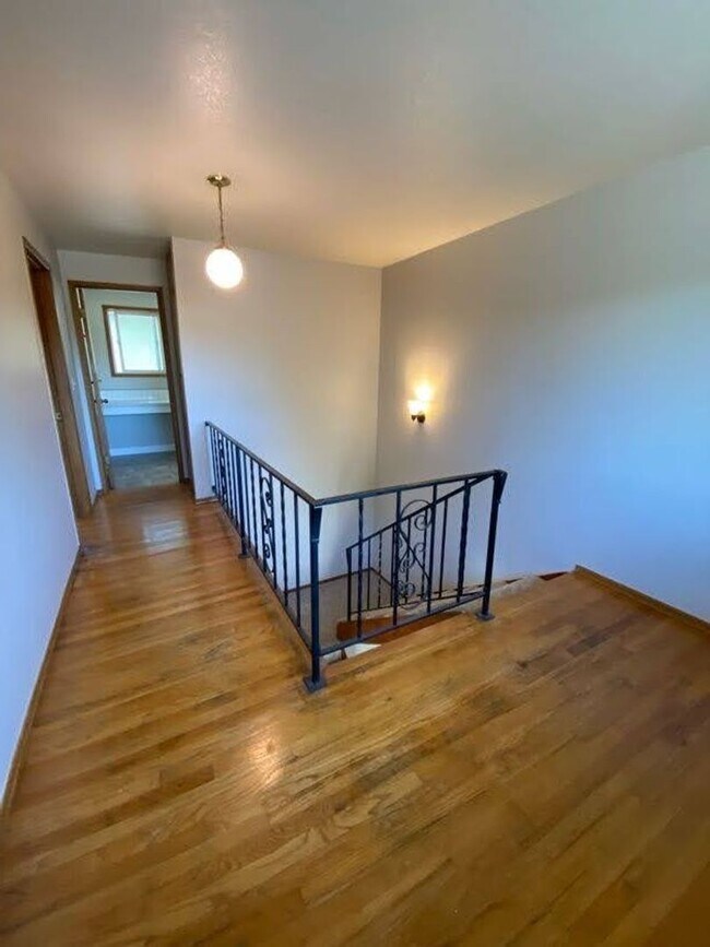 Building Photo - Large 2 bed, 1 bath Townhouse with Parking