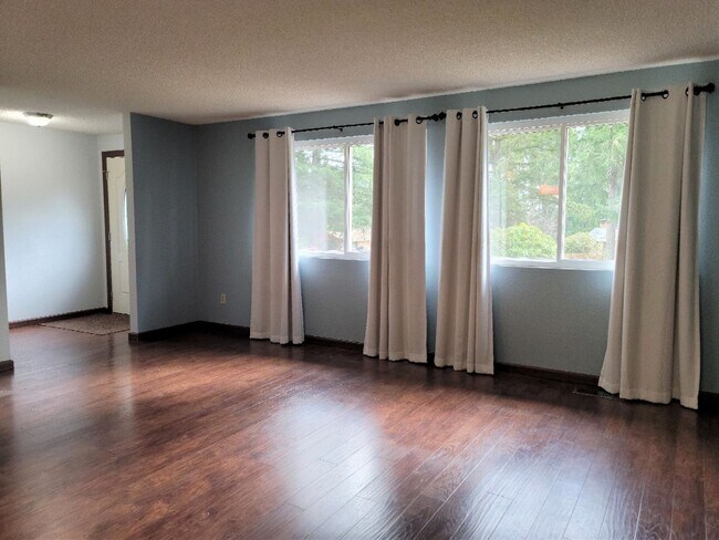 Building Photo - Pet Friendly 4 bedroom Home with Lots of Space for Everyone!