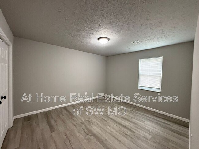 Building Photo - 1306 E McDaniel St
