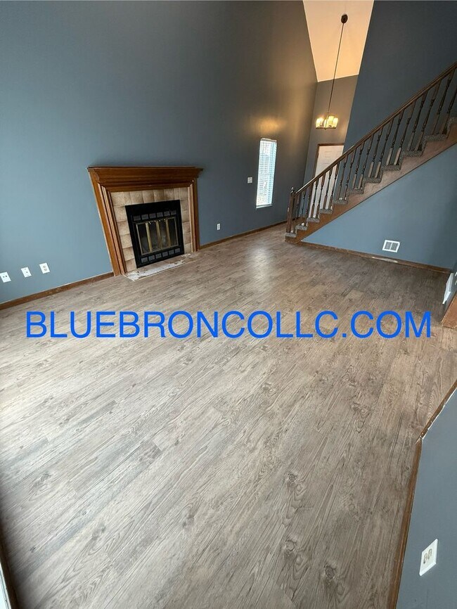 Building Photo - Newly renovated beautiful 3 bedroom home, new flooring and fresh paint!