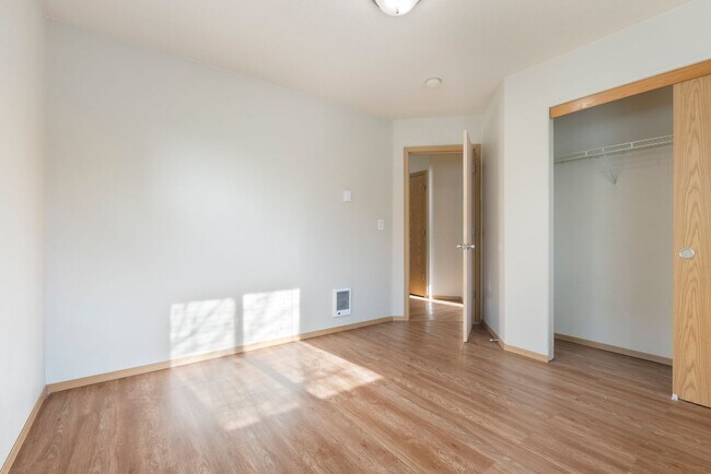 Building Photo - Beautiful 4bed/2.5bath - 1/2 OFF First months rent!