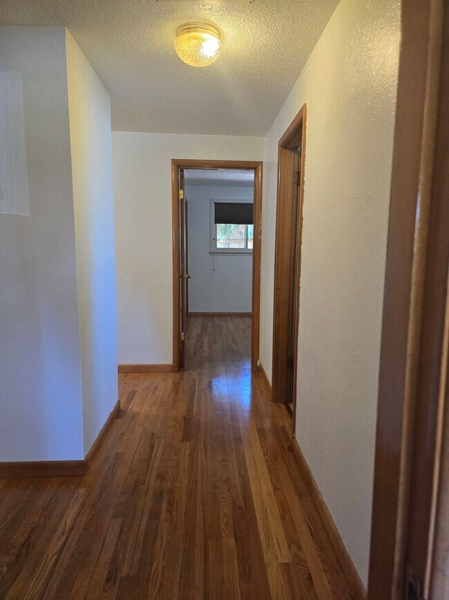 Building Photo - Spacious North Tacoma Rambler