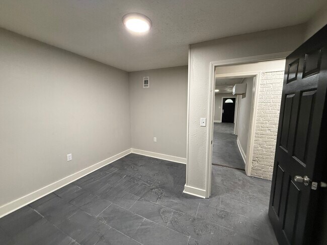 Building Photo - 2379 Saratoga Ave