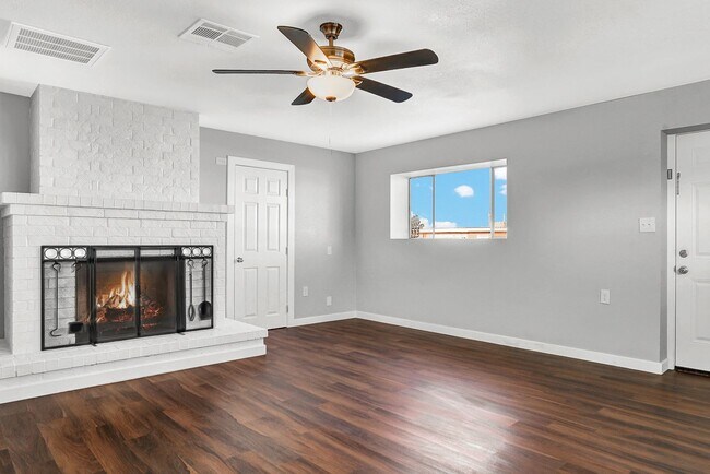Building Photo - Central 1 Bedroom 1 Bath