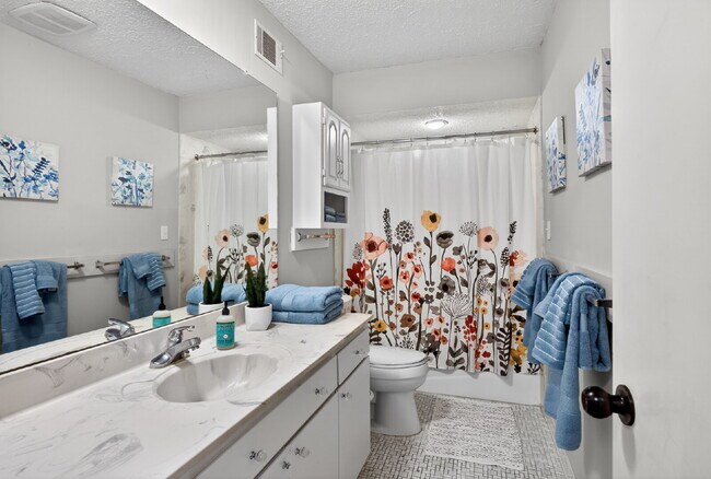 Building Photo - 5 Dorchester Ct