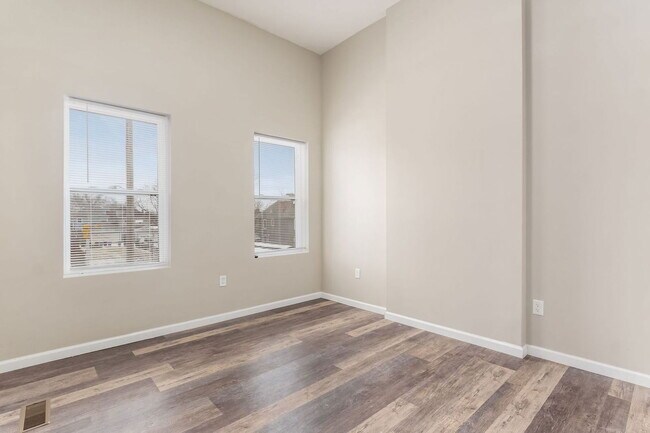 Building Photo - 1363 Summit St