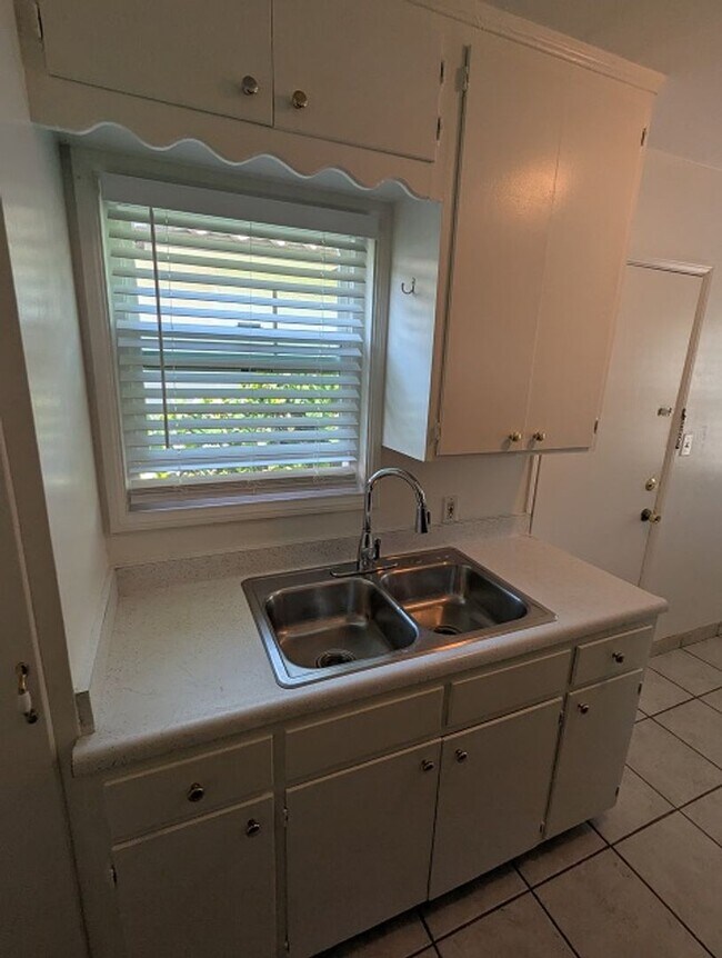 Building Photo - Single Story Duplex in San Diego; Trash Paid!