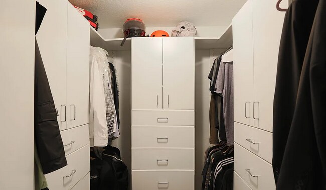 Building Photo - 880 W 1st St