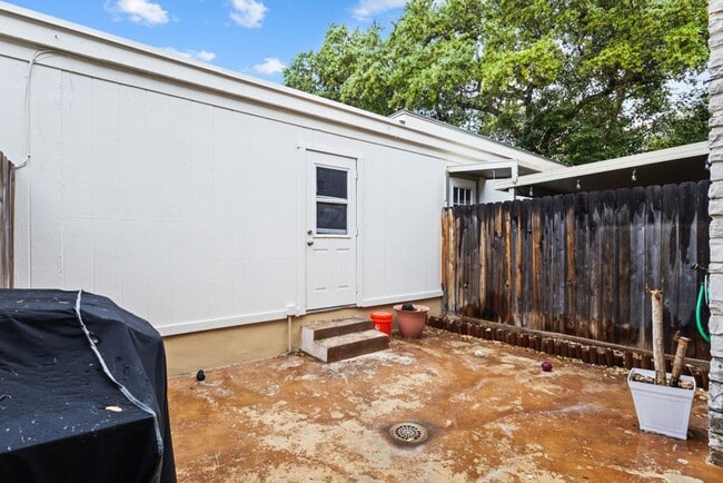 Building Photo - 2 Bedroom/2 Bath Shenandoah Subdivision