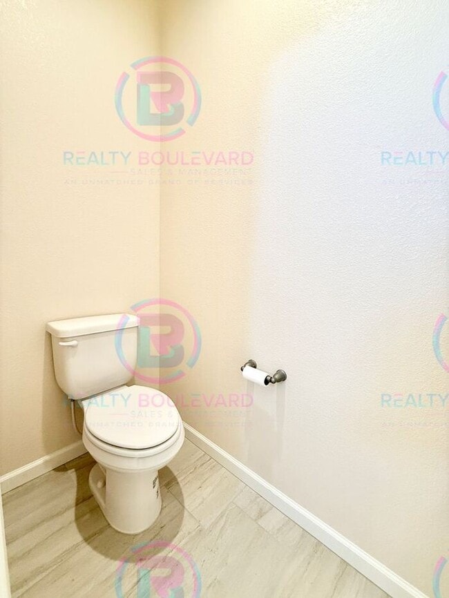 Building Photo - 1/2 Month Free !Modern Comfort and Conveni...