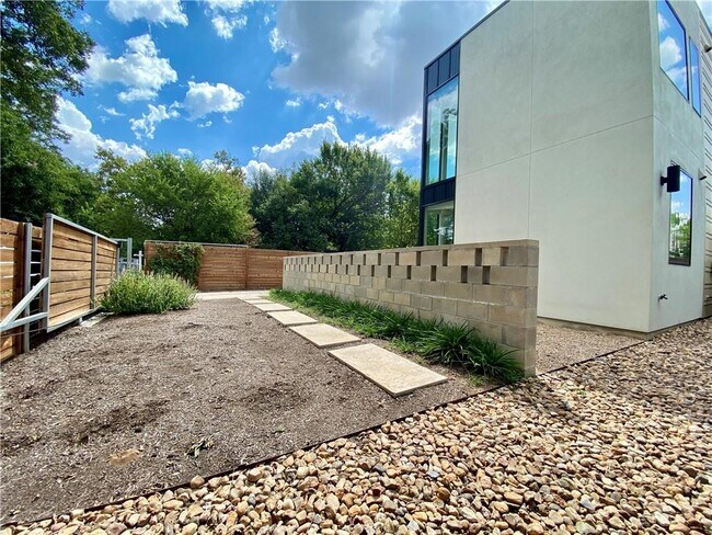 Building Photo - 1905 Riverview St