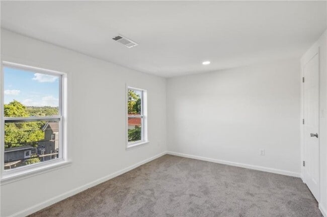 Building Photo - HOME FOR THE HOLIDAYS SPECIAL!-4 BEDROOM HOME IN FOX CHAPEL