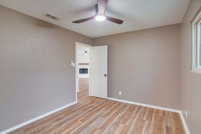Building Photo - 606 Splitrock