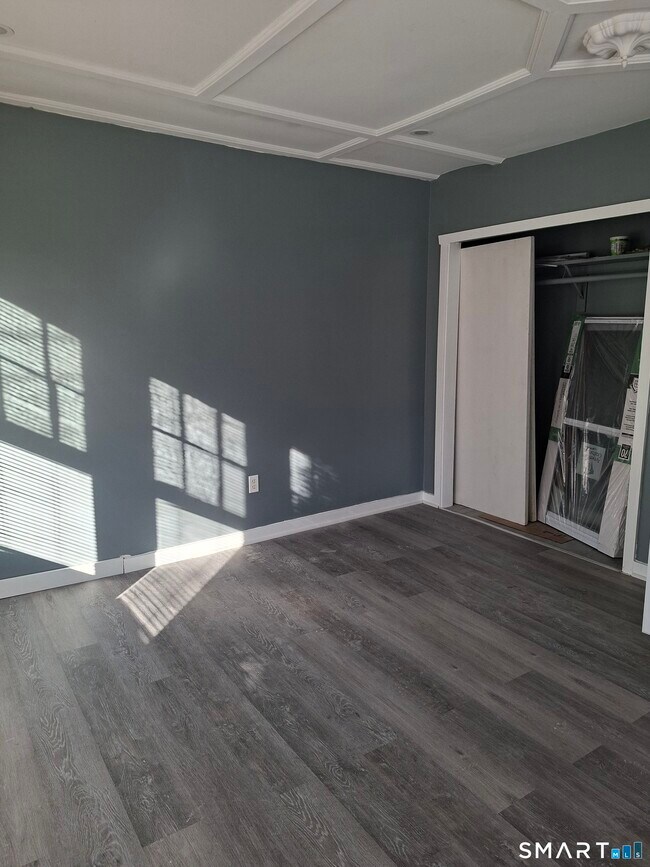 Building Photo - 7 Main St