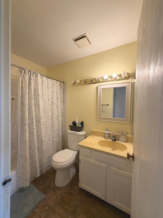 Building Photo - 301 Cherrywood Ct