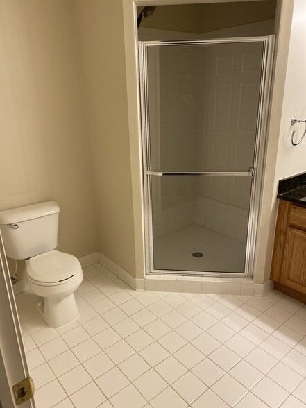 Master bedroom Bath - 5625 Twin Oaks Dr