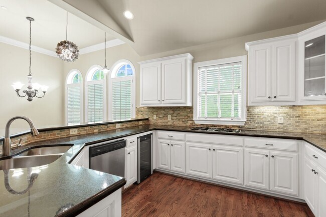 Building Photo - Luxury Highland Park Condo with gas and water