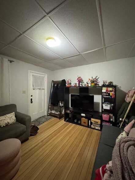 Building Photo - 200 E 9th St