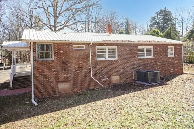 Building Photo - Gorgeous Three Bedroom Home!