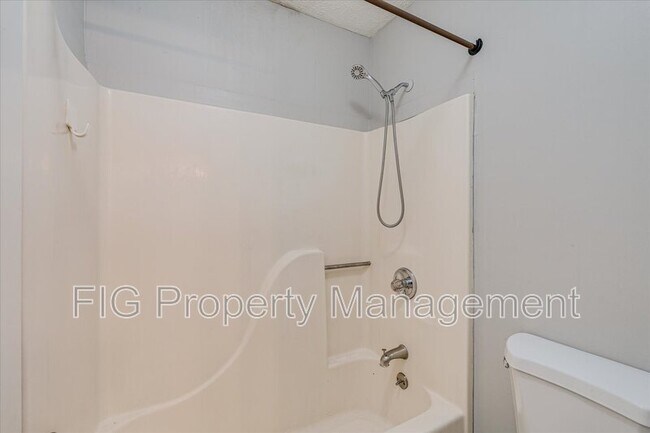 Building Photo - 479 Claircrest Dr