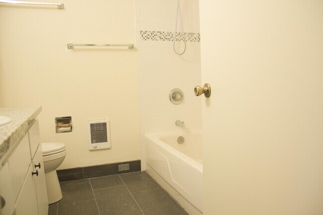 Building Photo - 2bed, hardwoods, granite, dishwasher, park...