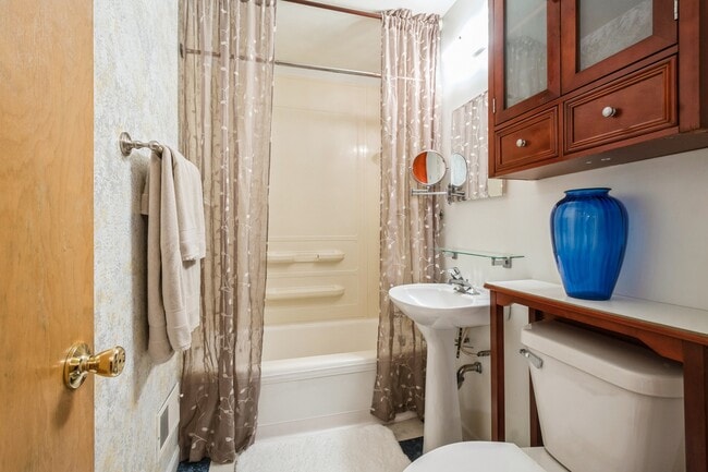 Building Photo - 735 Chestnut St