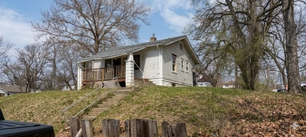 Building Photo - 830 E Rogers Ave