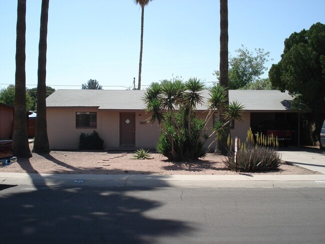 Building Photo - WALK TO - ASU AREA — Remodeled 5 Bedroom 3 bath Home with Pool - Next to Light Rail stop.