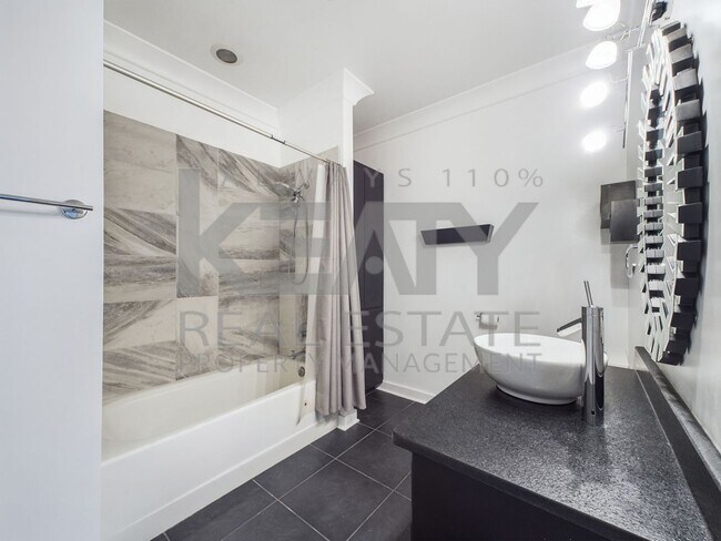 Building Photo - Three Bedroom Home in Sunset!