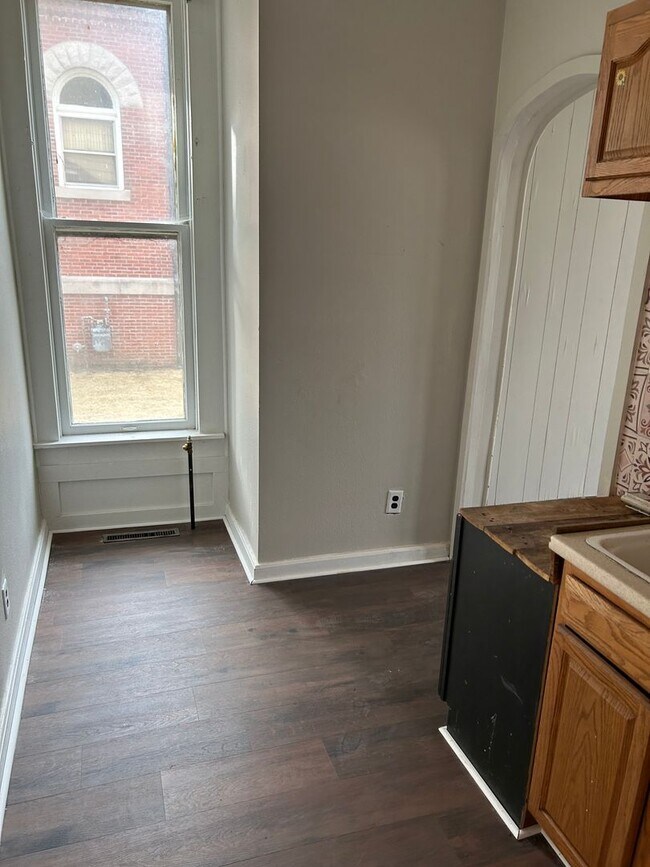 Building Photo - 230 E Chestnut St