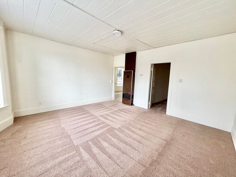 Building Photo - 2058 14th Ave W