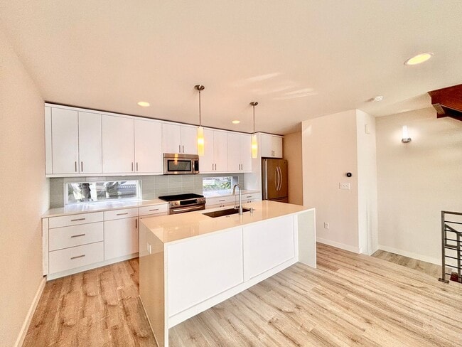 Building Photo - bright and cozy 2b2b townhouse