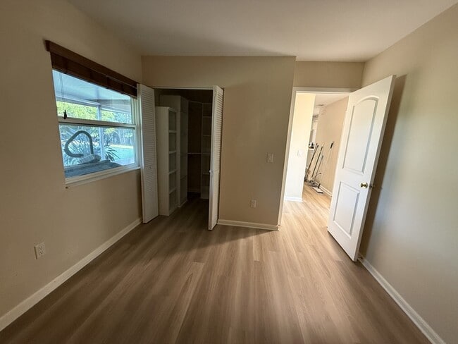 Building Photo - 7367 Kenwood Dr