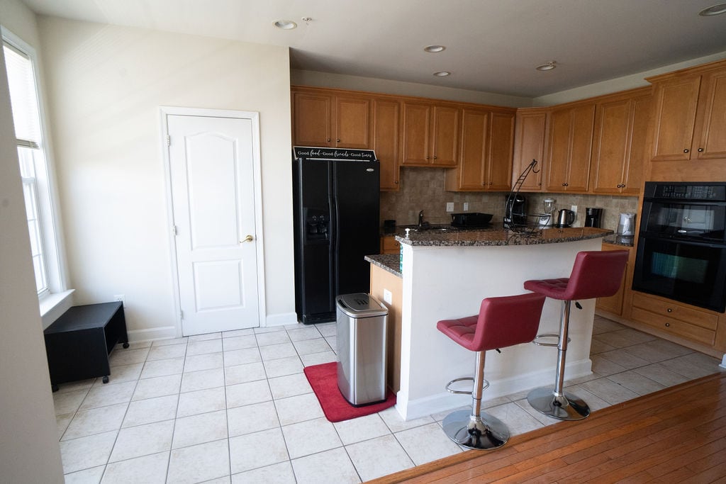 Kitchen Counter - 604 Kingfisher Ave