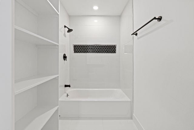 Building Photo - 6000 Cool Springs Dr