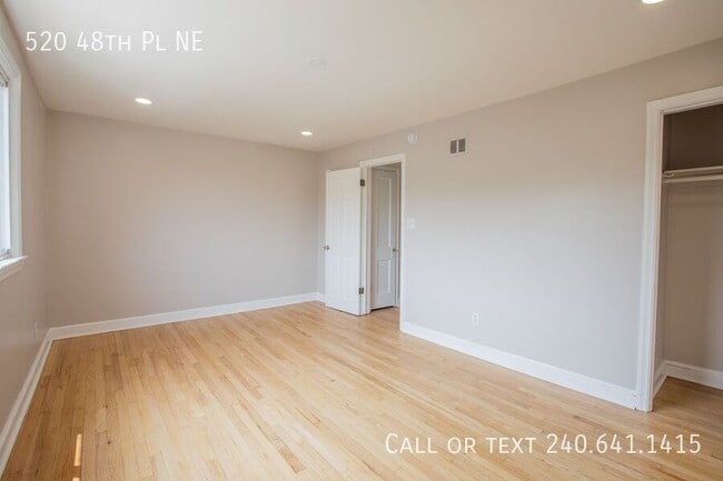 Building Photo - 520 48th Pl NE
