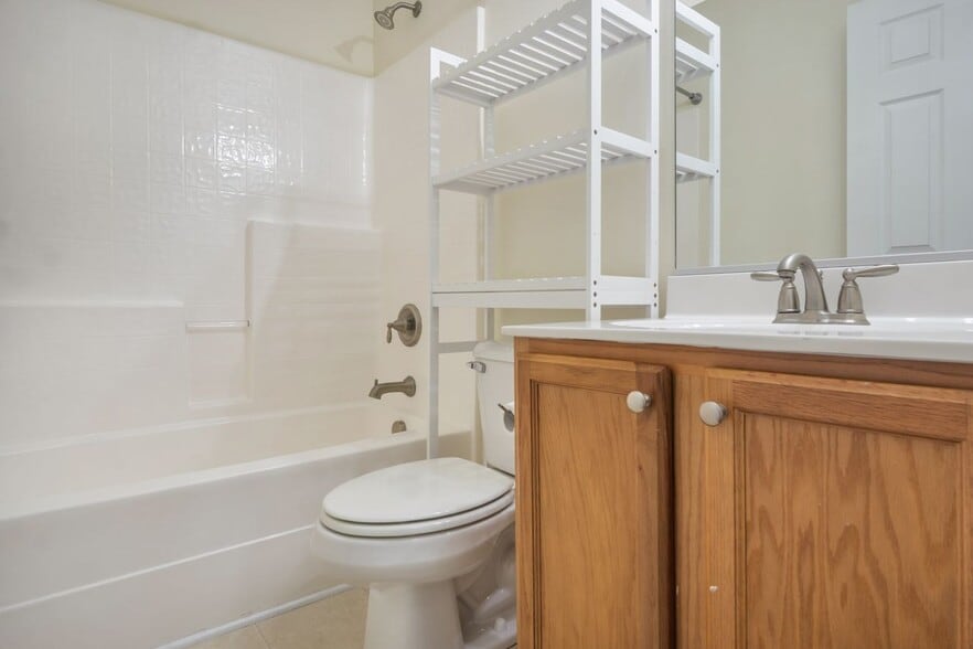 Downstairs bath - 5357 Discovery Park Blvd