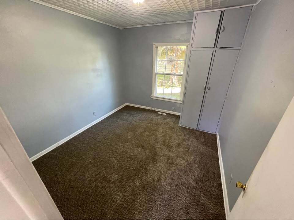 Building Photo - 518 W Cave Springs Ave