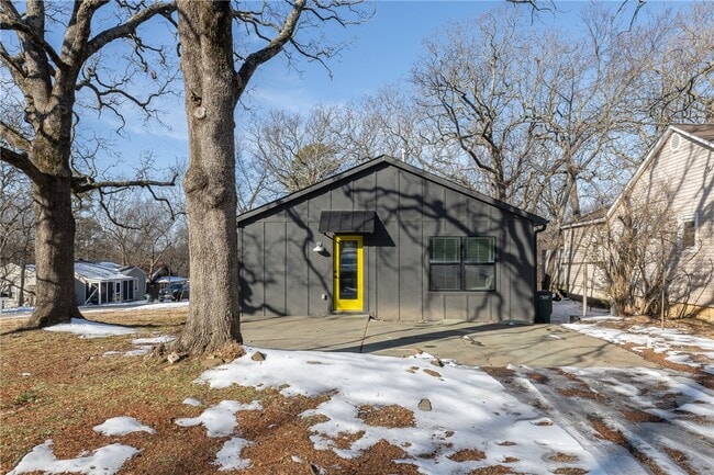 Building Photo - 568 E Rebecca St