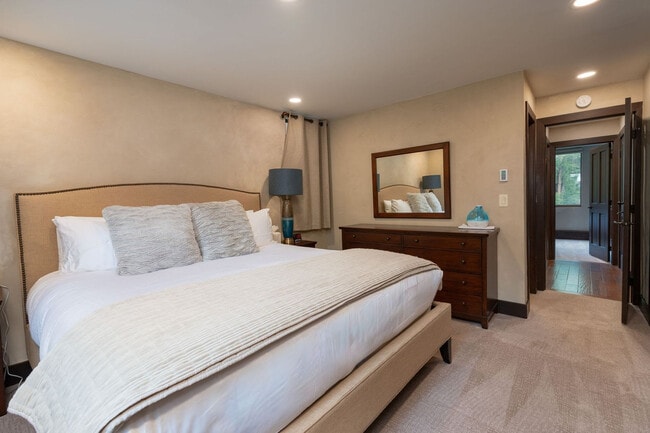 Building Photo - 1024 E Hopkins Ave