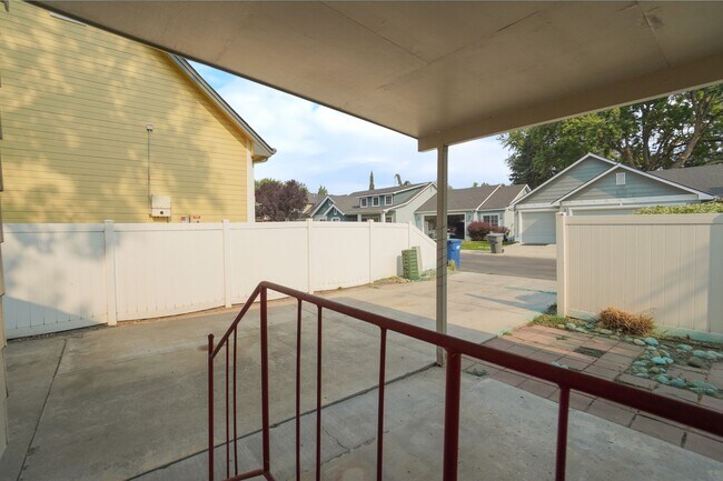 Building Photo - 5707 N Bogart Ln