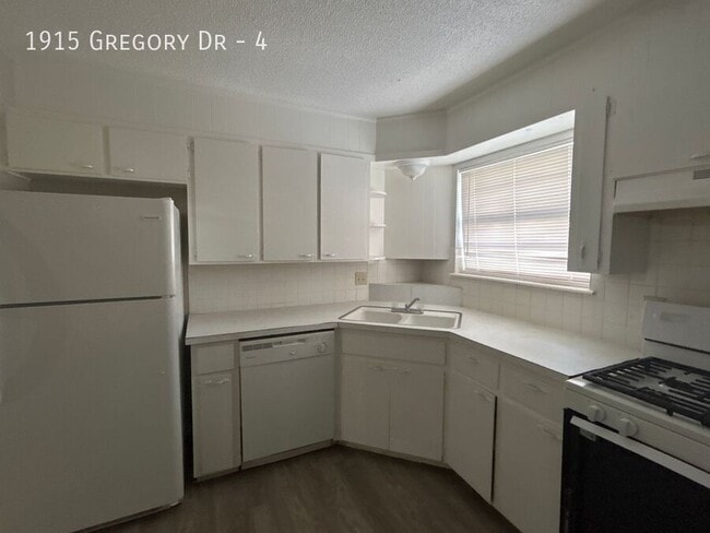 Building Photo - 1915 Gregory Dr