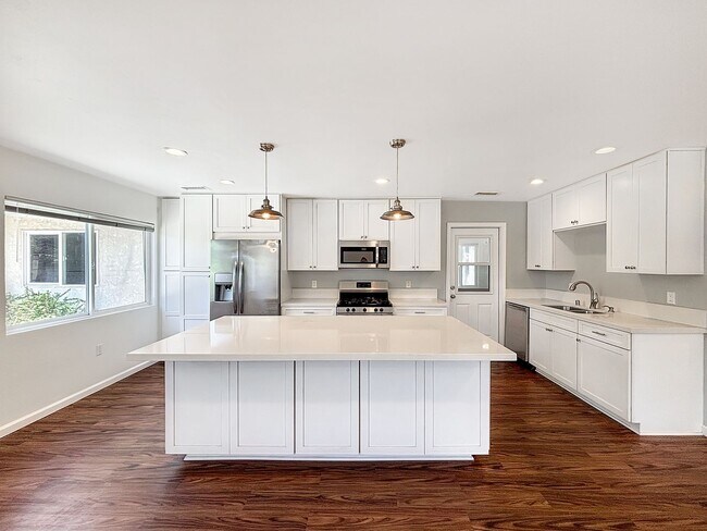 Building Photo - Beautiful 4BD/3BA House in Clairemont W/ A...