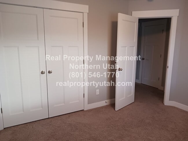 Building Photo - 3 Bed 2.5 Bath Townhome in West Haven Comi...