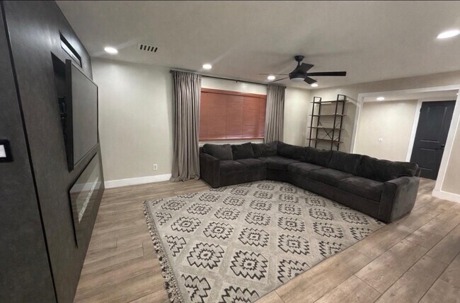 Building Photo - 1237 E Riviera Dr