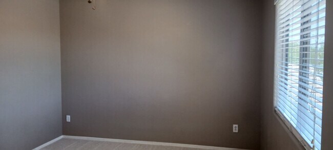 Building Photo - Spacious Two Story 4 Bed/3 Bath with Large...