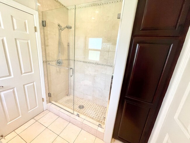 Building Photo - *** Gorgeous 4 bed 3 bath Single Family Ho...