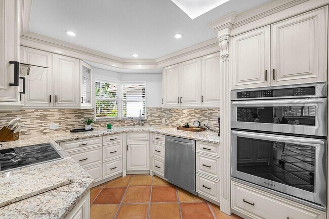 Building Photo - 18 Bristol Ln